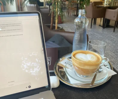 káva v kavárně na stole