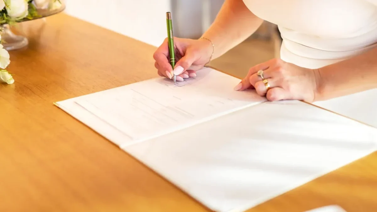 nevěsta podepisuje dokument