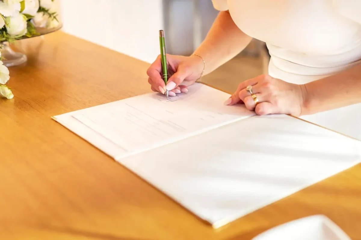nevěsta podepisuje dokument