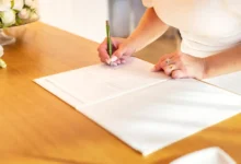 nevěsta podepisuje dokument