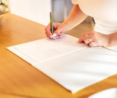 nevěsta podepisuje dokument