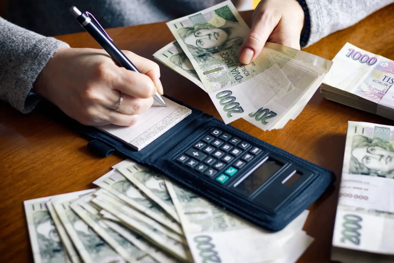 Shutterstock_611251520 | TVGURU.cz žena počítá finance