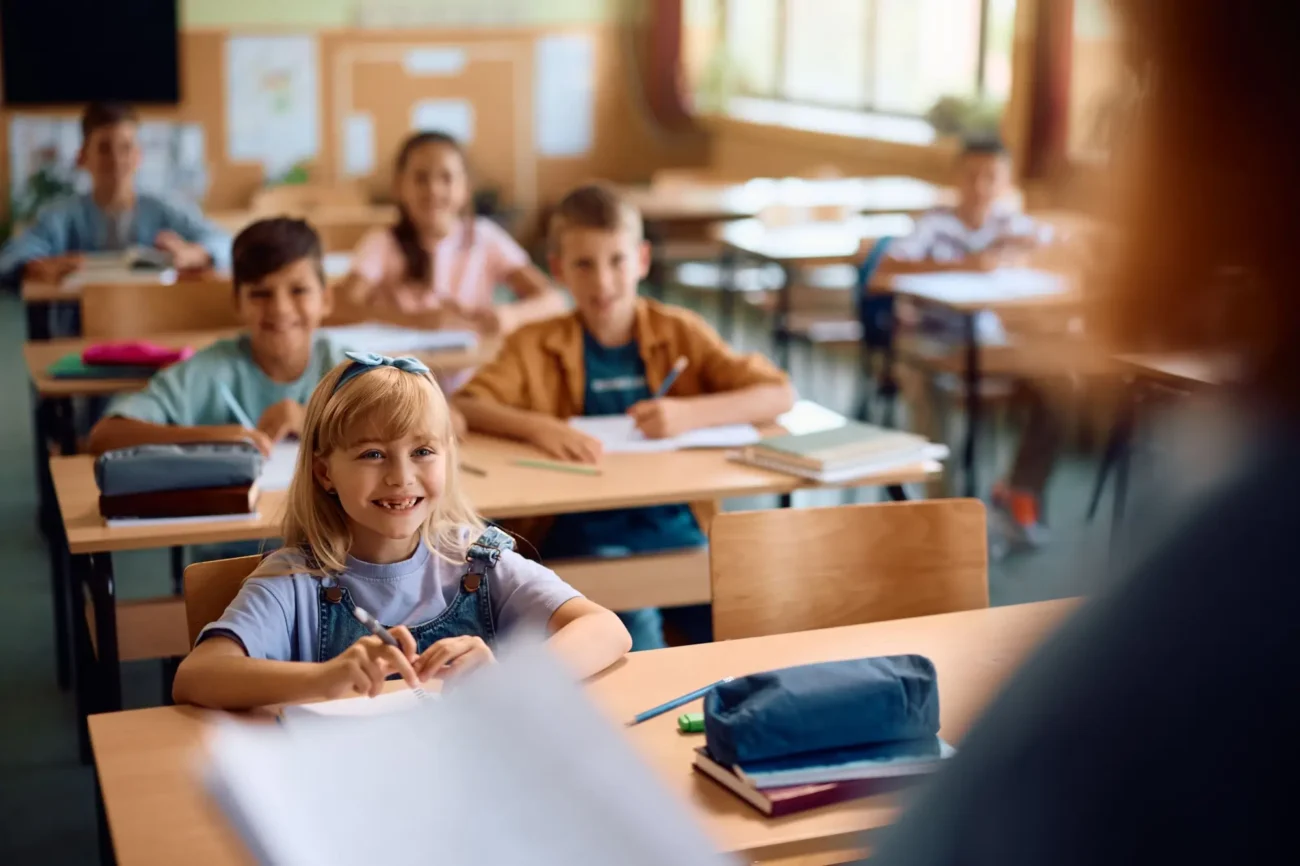 děti ve školních lavicích