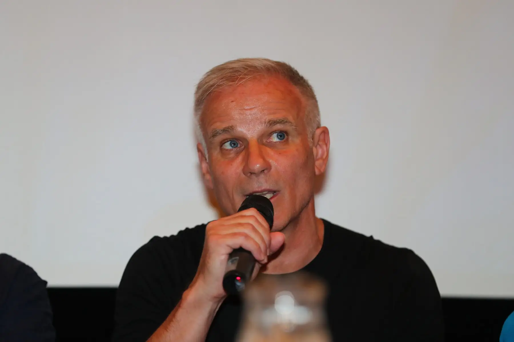 Lukáš Vaculík mluví do mikrofonu na tiskové konferenci