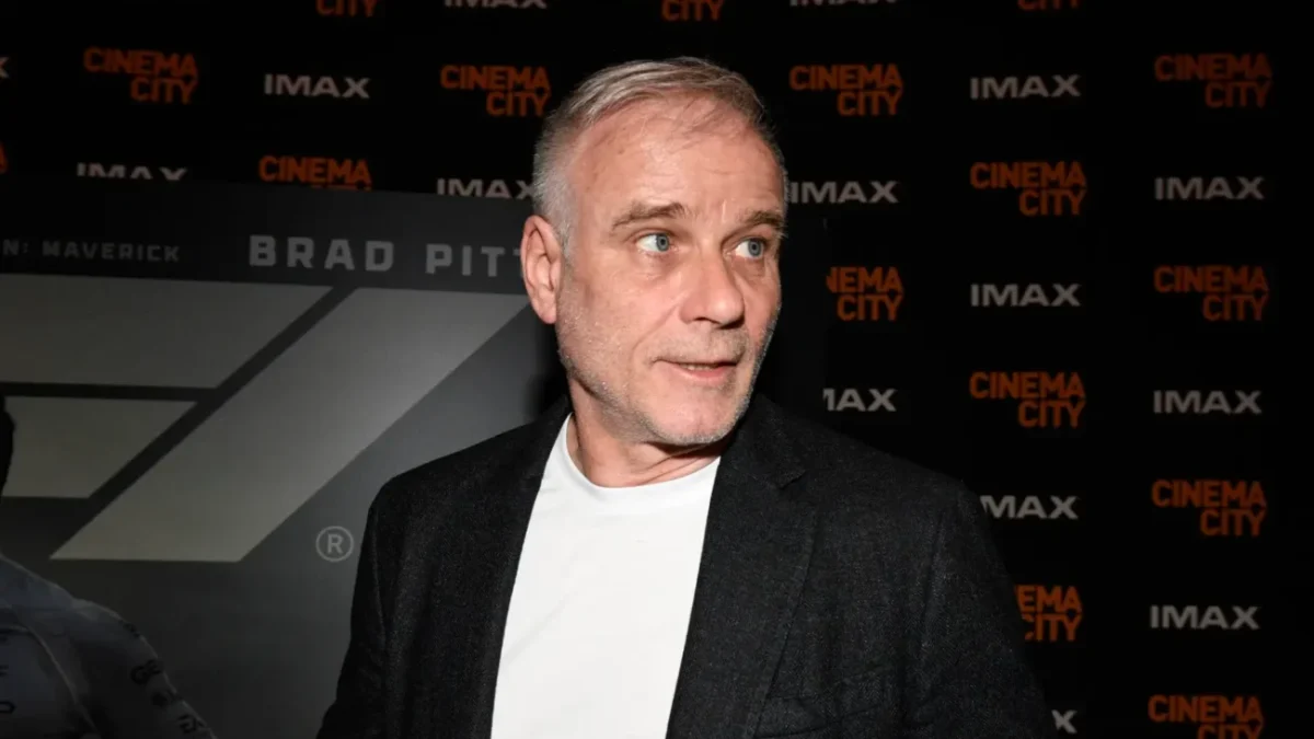 český herec Lukáš Vaculík se dívá někam mimo záběr