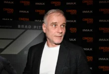 český herec Lukáš Vaculík se dívá někam mimo záběr