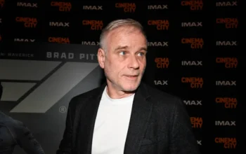 český herec Lukáš Vaculík se dívá někam mimo záběr