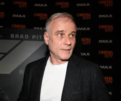 český herec Lukáš Vaculík se dívá někam mimo záběr