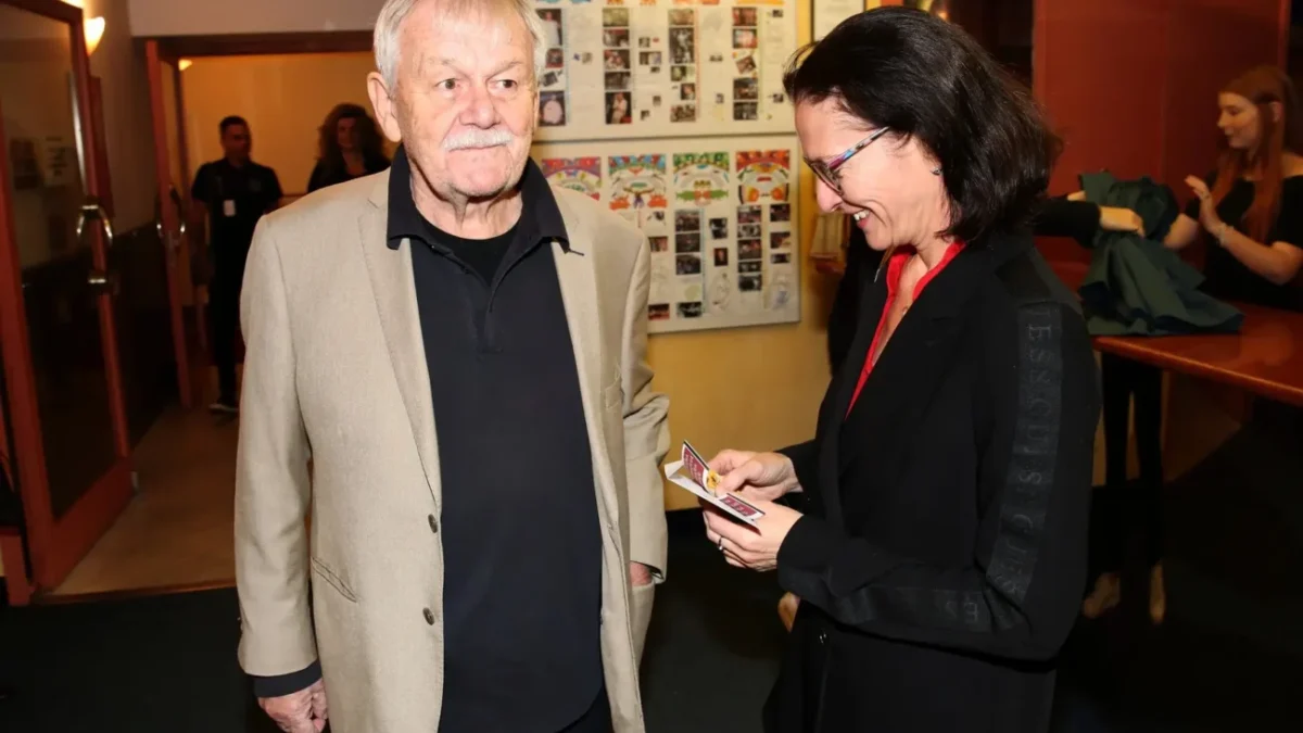 Karel Šíp stojí vedle své manželky.