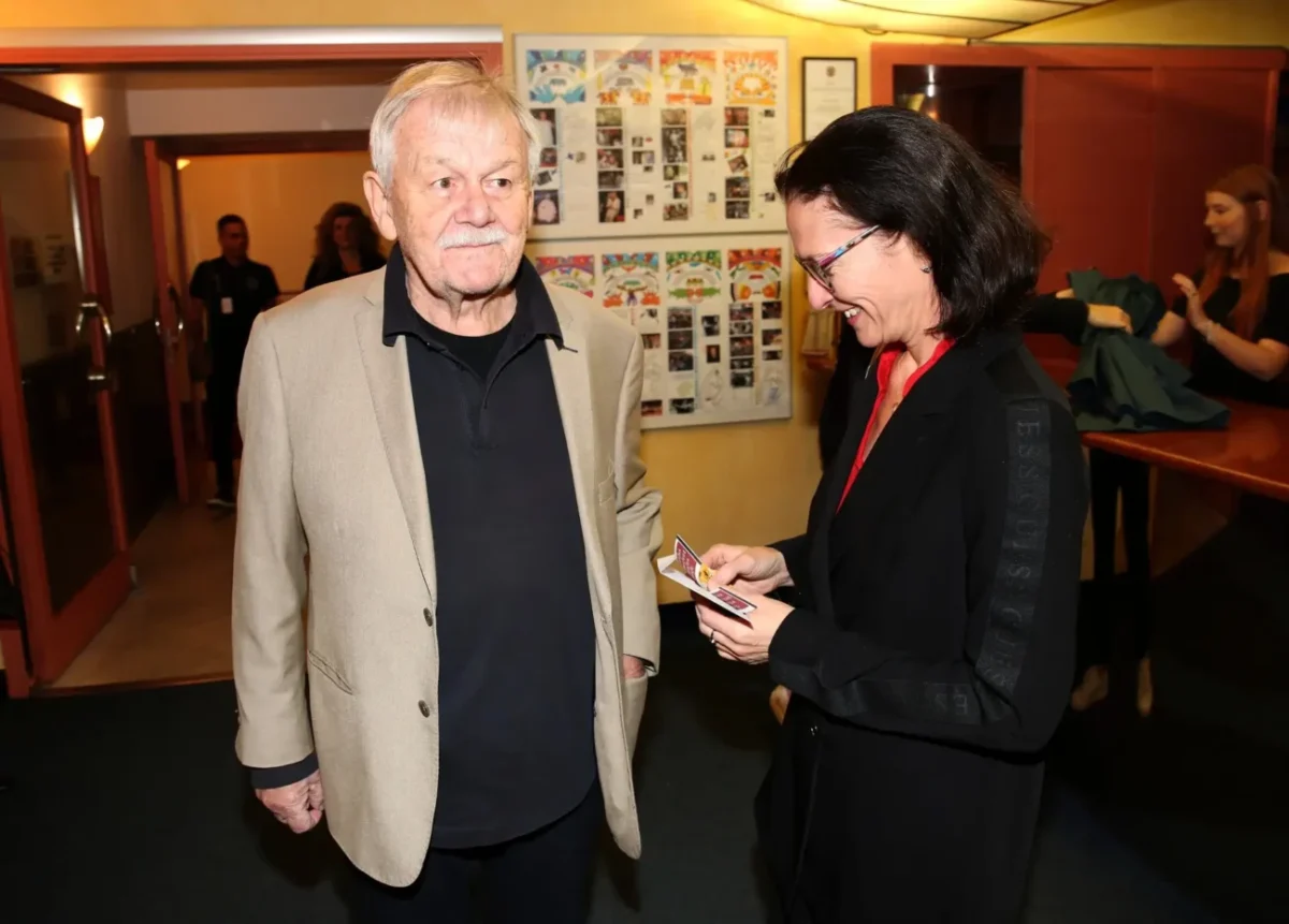 Karel Šíp stojí vedle své manželky.