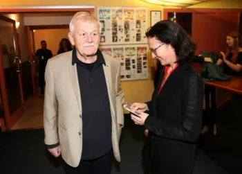 Karel Šíp stojí vedle své manželky.