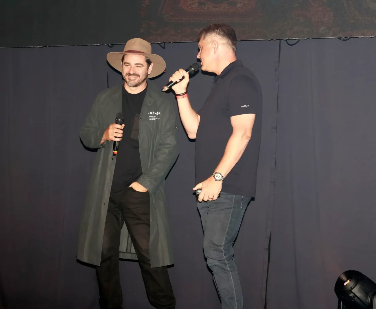 profimedia-1027078414 | TVGURU.cz Vojtěch Kotek stojí vedle moderátora.