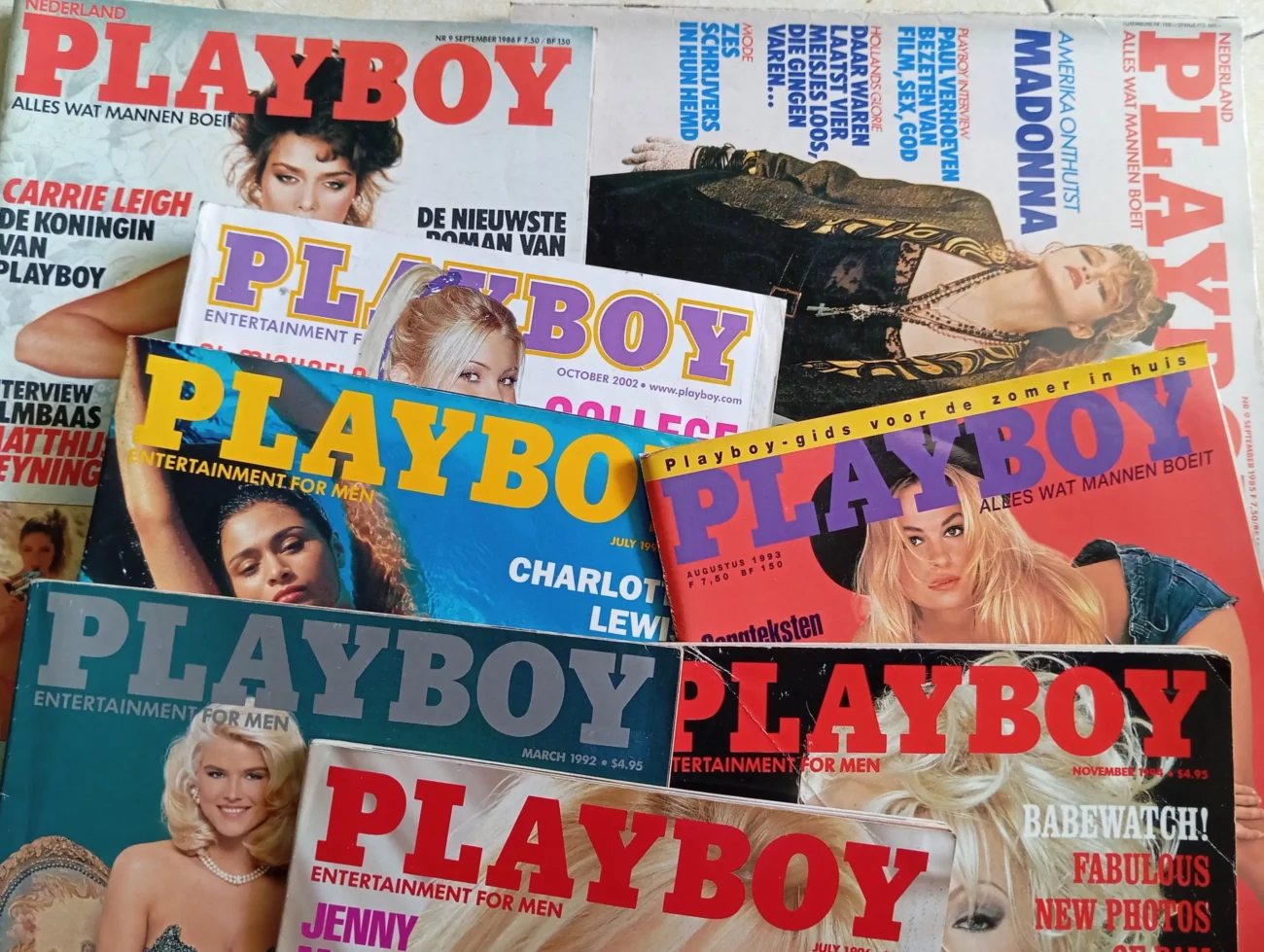 U sebe leží několik Playboy časopisů. 