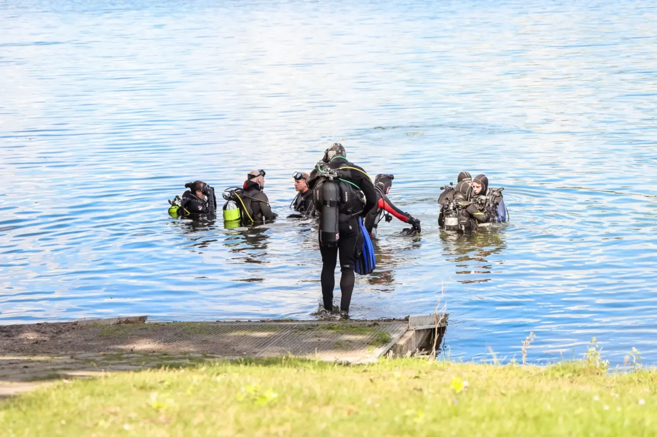 potápěči ve vodě