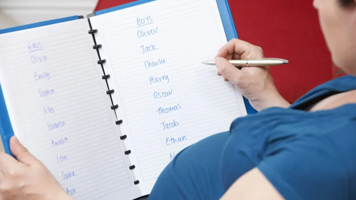 žena vybírá jména ze seznamu