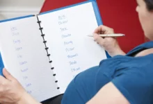 žena vybírá jména ze seznamu