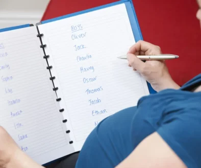 žena vybírá jména ze seznamu