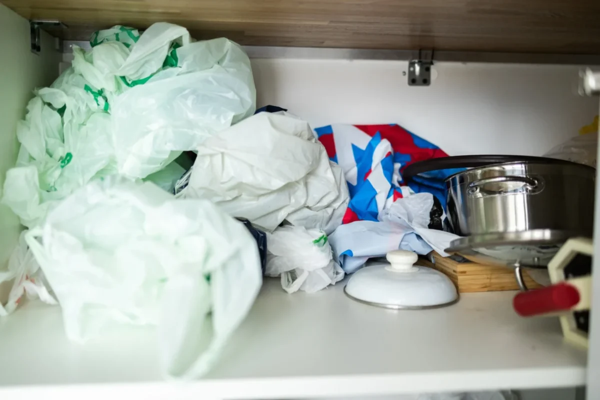 Igelitové tašky naházené v polici.