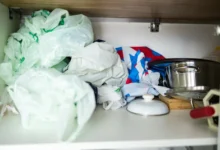 Igelitové tašky naházené v polici.