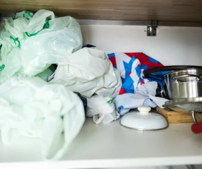 Igelitové tašky naházené v polici.