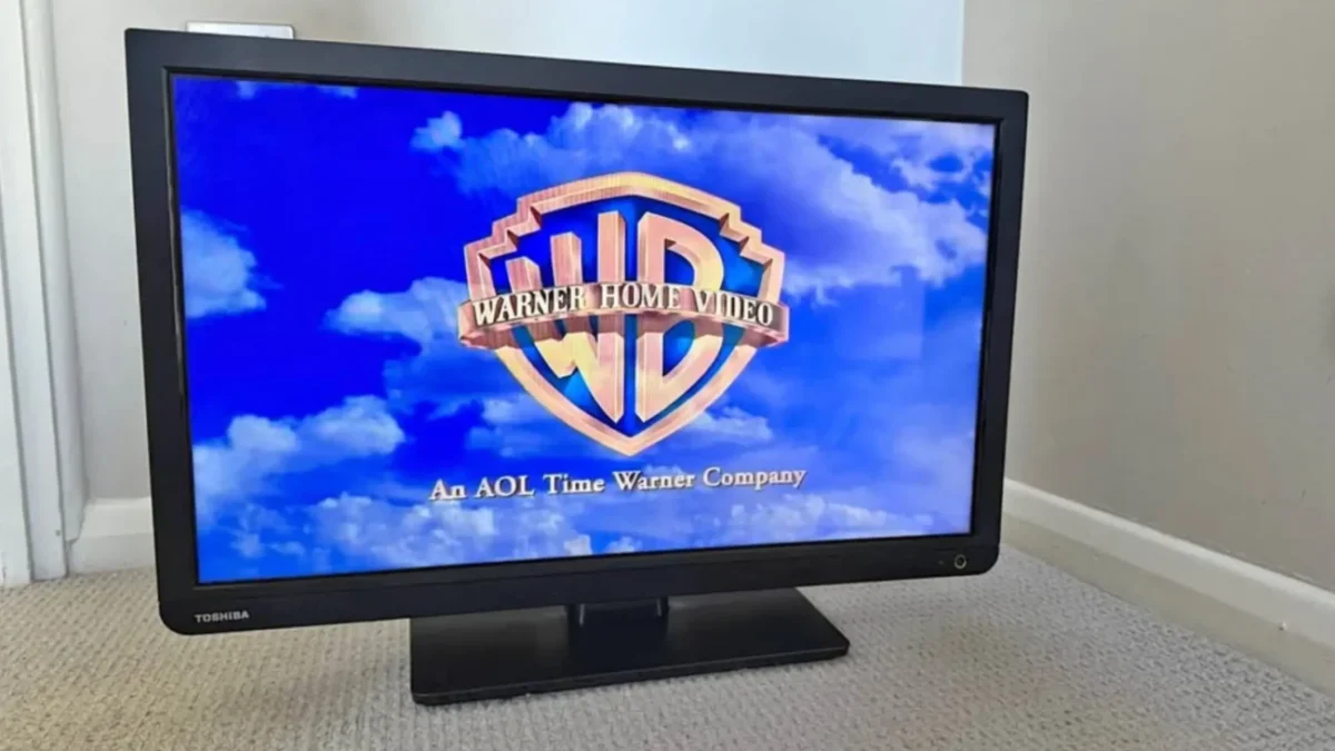 televize na podstavci v obýváku