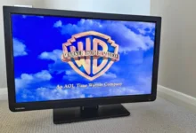 televize na podstavci v obýváku