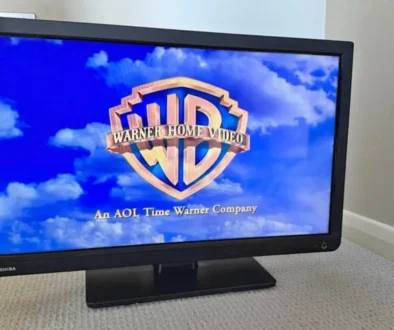 televize na podstavci v obýváku