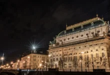 budova Národního divadla v Praze během noci