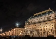 budova Národního divadla v Praze během noci