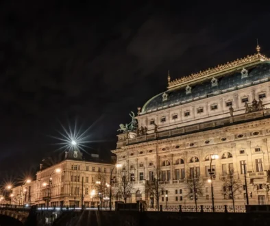 budova Národního divadla v Praze během noci