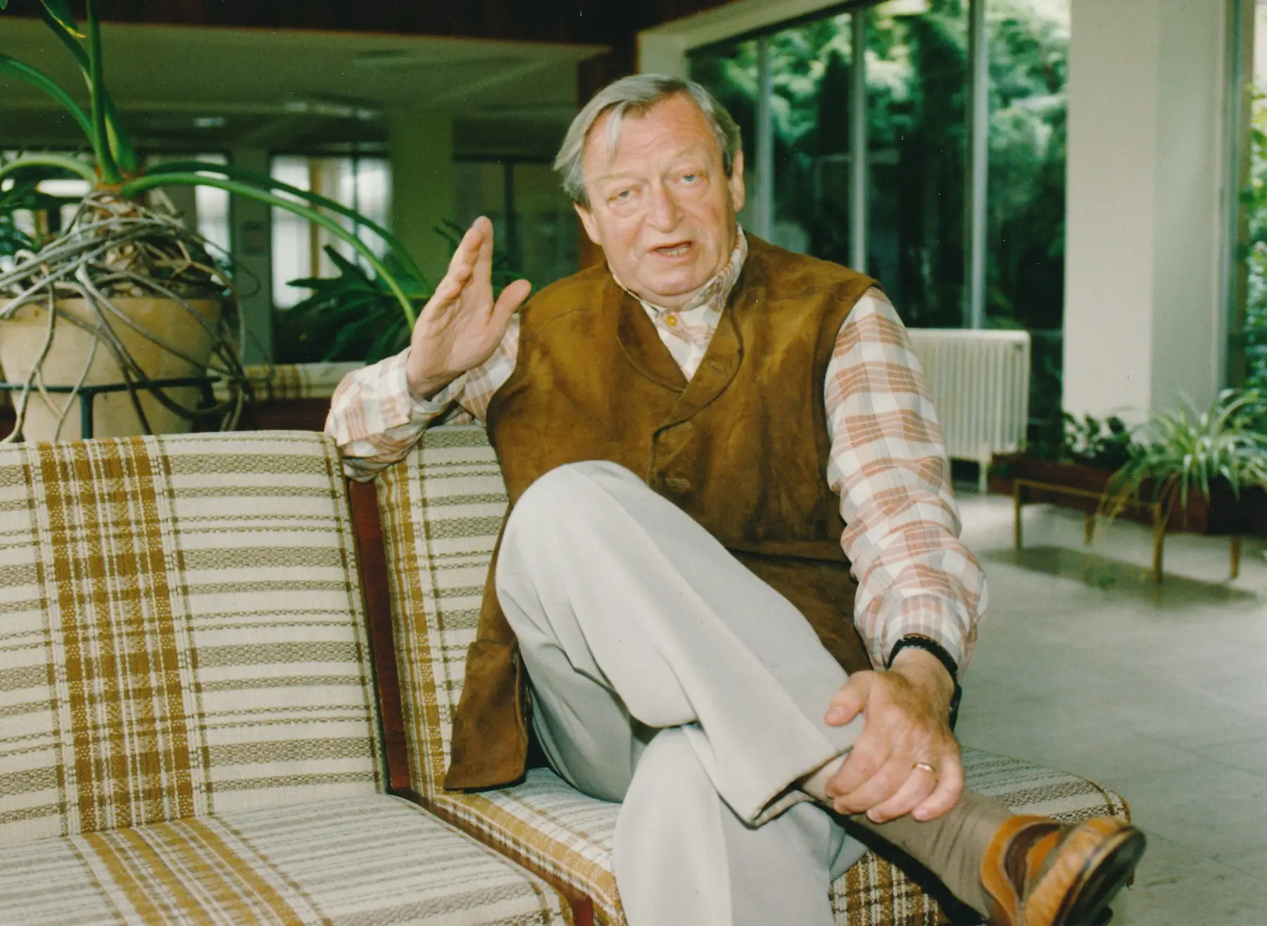 herec Martin Růžek sedí na křesle a mluví