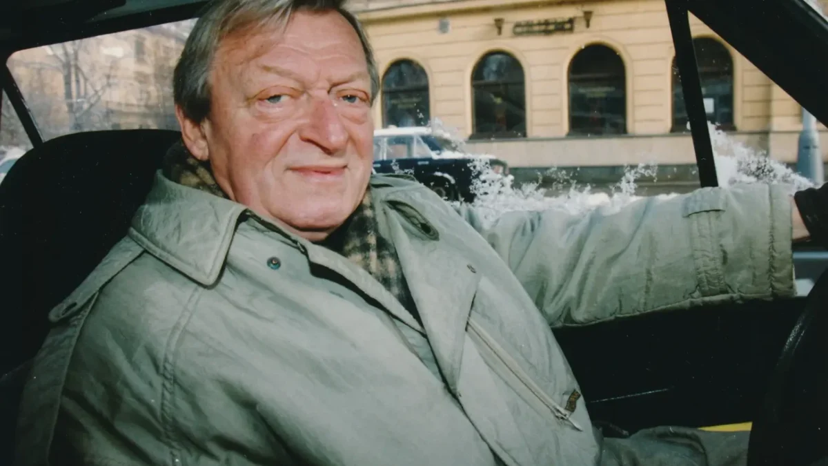 herec Martin Růžek sedí v autě