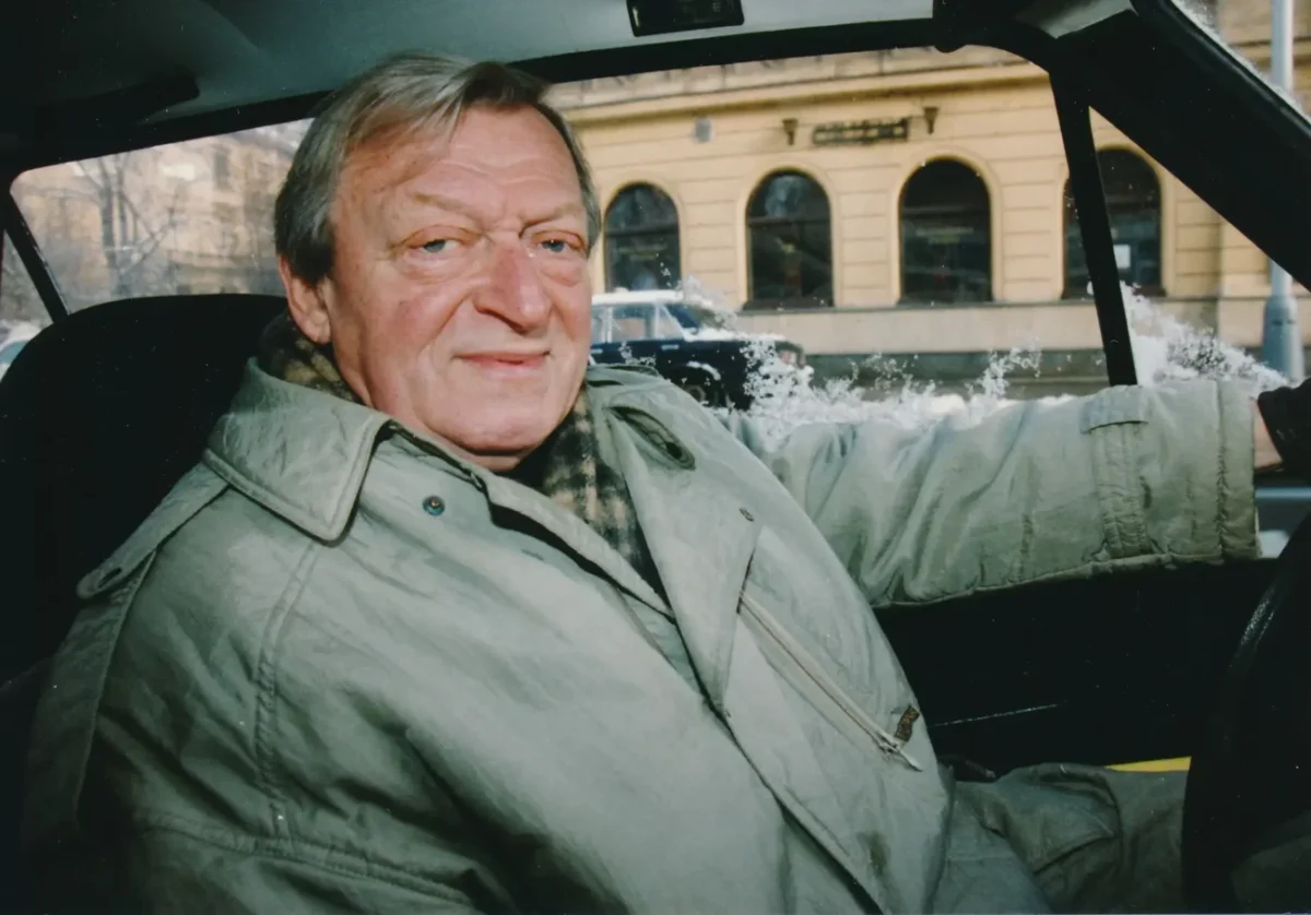 herec Martin Růžek sedí v autě