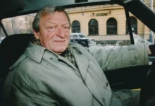 herec Martin Růžek sedí v autě