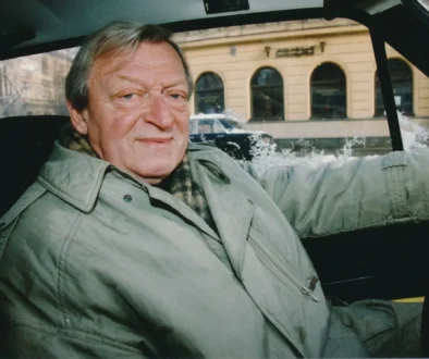 herec Martin Růžek sedí v autě