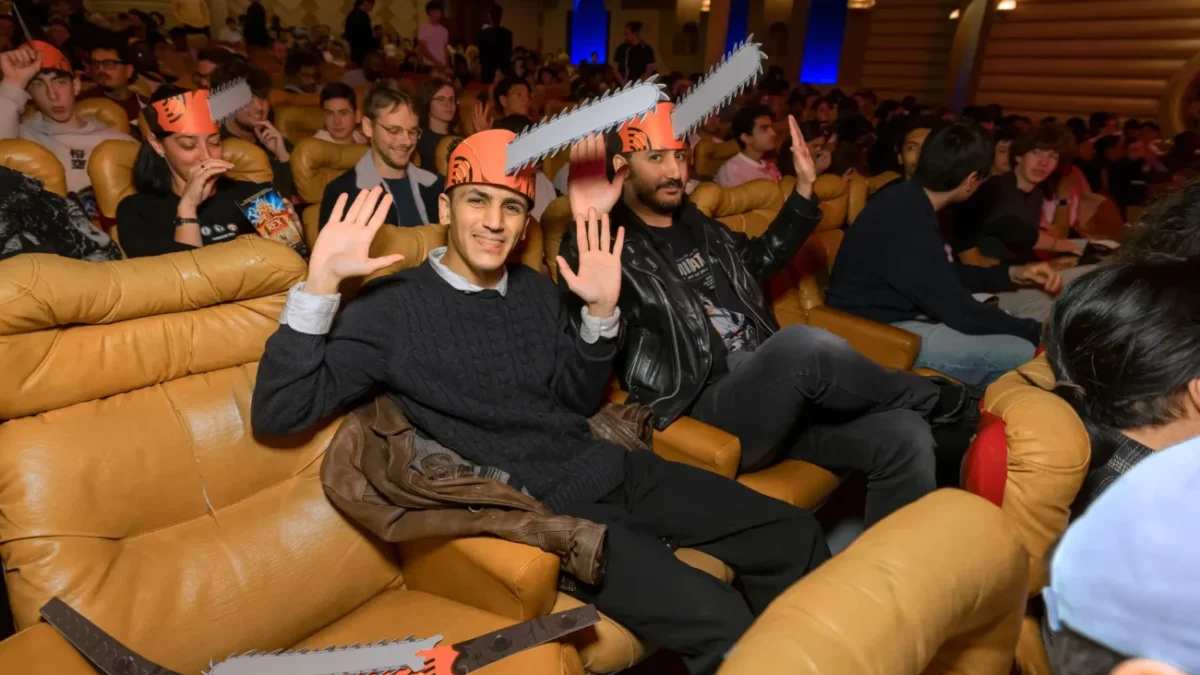 Lidé sedí na premiéře japonského filmu.