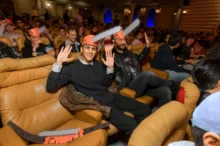 Lidé sedí na premiéře japonského filmu.