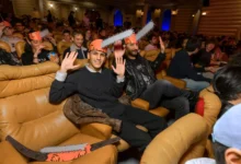 Lidé sedí na premiéře japonského filmu.