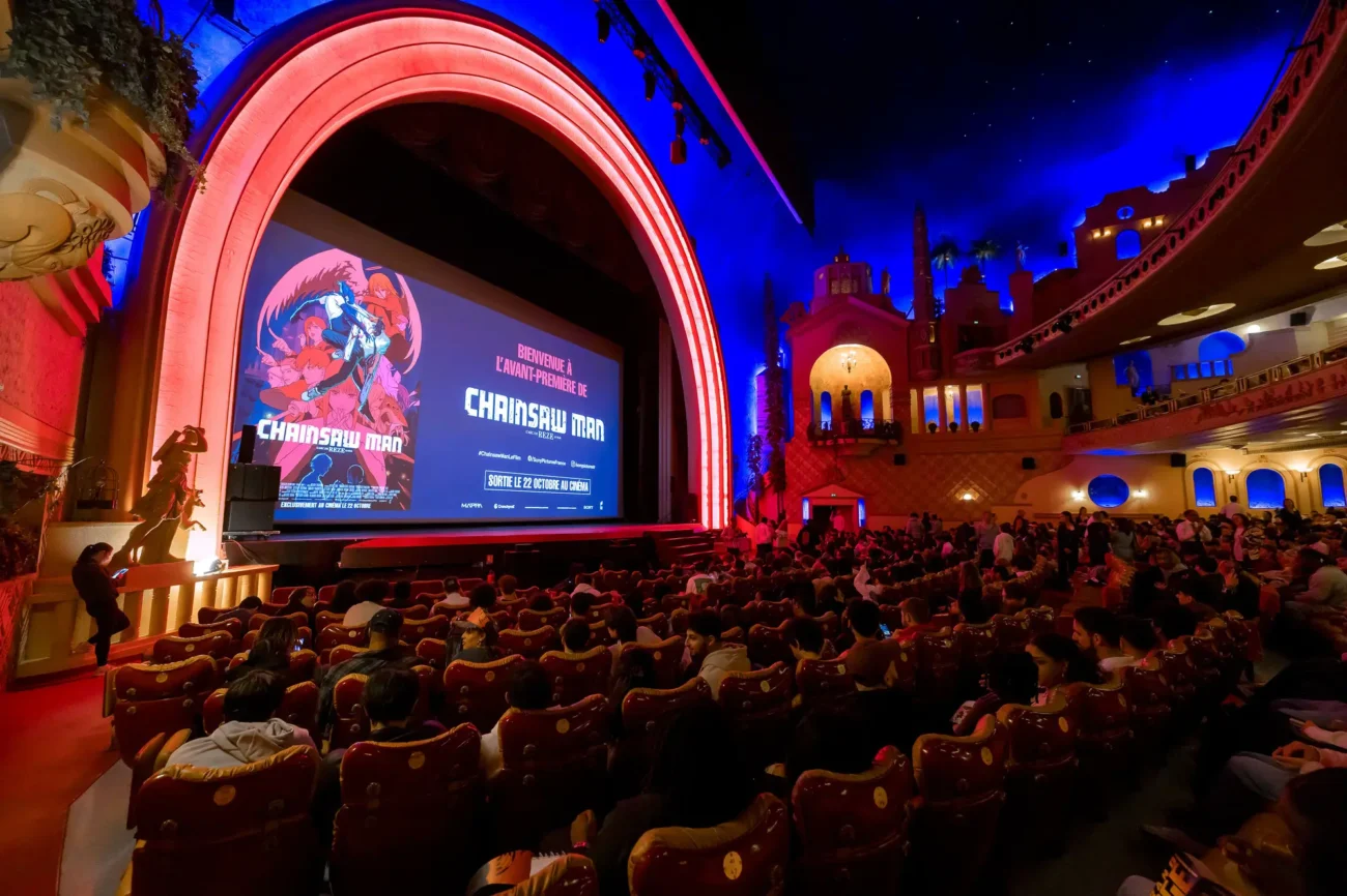 Lidé sedí a čekají na spuštění filmu.