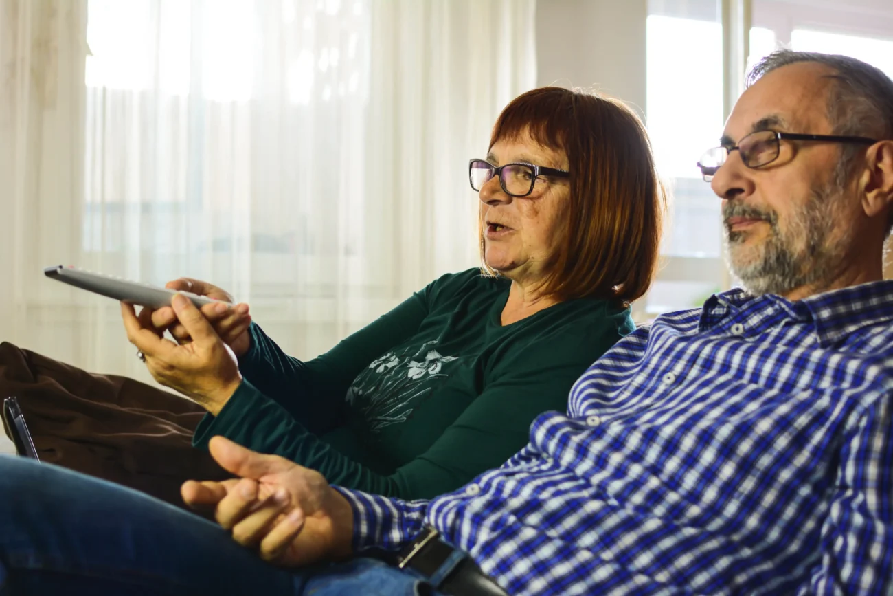 Staří lidé se dívají na TV.