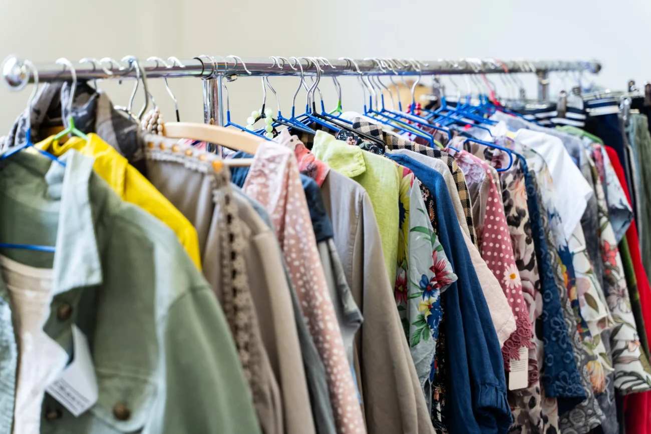 shutterstock_2551085207-2 | TVGURU.cz Na stojanu visí oblečení.