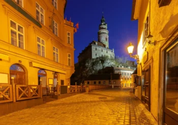 prázdná ulice v Praze