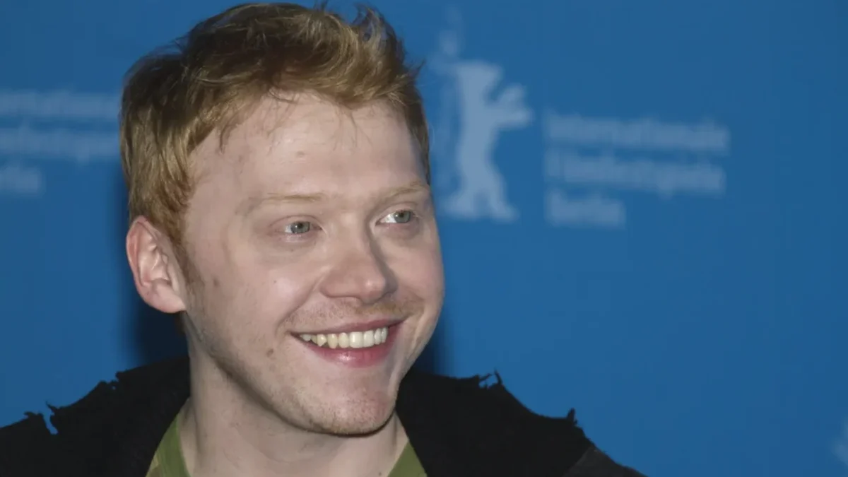 Rupert Grin se usmívá na tiskové konferenci