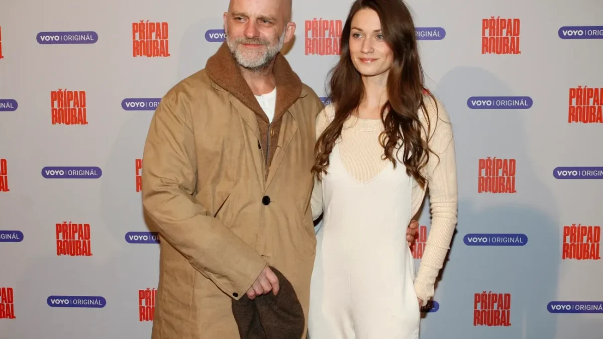 Hynek Čermák stojí vedle manželky.