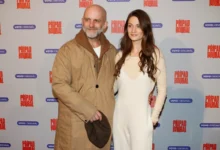 Hynek Čermák stojí vedle manželky.