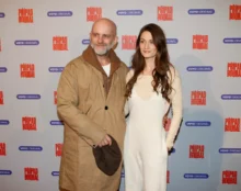 Hynek Čermák stojí vedle manželky.