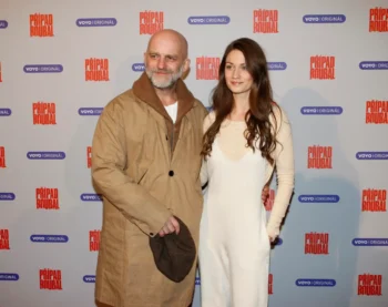 Hynek Čermák stojí vedle manželky.