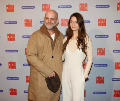 Hynek Čermák stojí vedle manželky.