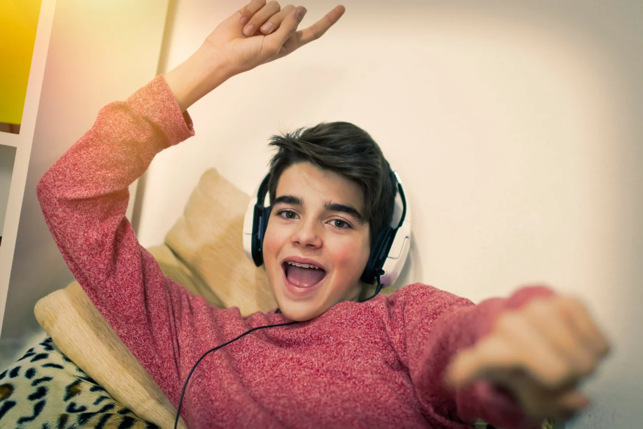 Chlapec má na sobě sluchátka.