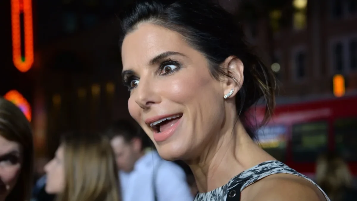 Vtipně se tvářící Sandra Bullock